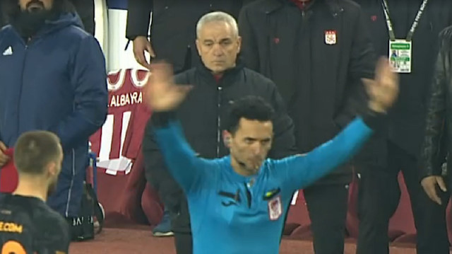 Erkan Özdamar'ın golü iptal ettiği an (Görüntü beIN Sports'tan alınmıştır)