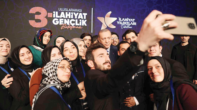 Cumhurbaşkanı Erdoğan, İlahiyat Yıldızları Ödül Töreni’nde İlahiyatçı gençlerle fotoğraf çekildi.