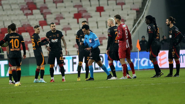 Sivasspor-Galatasaray karşılaşmasından bir kare