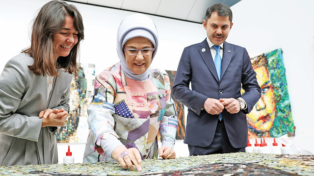Beş yaşını kutlayan Sıfır Atık Projesi’nin ödül törenine Emine Erdoğan evdeki atık kumaşlardan kendi tasarladığı bir ceketle katıldı.