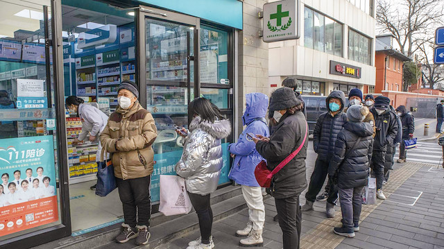Bloomberg’in haberine göre Çin’e komşu ülkelerde yaşayan Çin vatandaşlarının, ikamet ettikleri yerlerde sağlık kurumlarından soğuk algınlığı ilaçlarını yüklü miktarlarda satın alıp, ana vatanlarındaki ailelerine gönderdikleri ortaya çıktı.