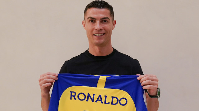 Ronaldo yeni takımının formasıyla poz verdi. 