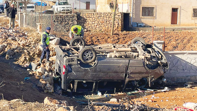 ​Mardin'nin Ömerli ilçesinde valilik ve üniversite çalışanlarının içinde olduğu hafif ticari aracın şarampole uçmasıyla 6 kişi hayatını kaybetti, 5 kişi yaralandı.
