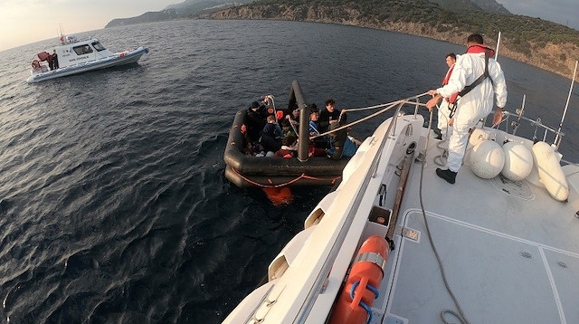 Ölüme terk edilen lastik bot ve can salı içindeki toplam 61 kaçak göçmen kurtarıldı.