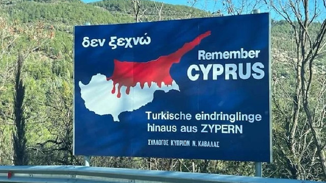 Ülkenin bazı şehirlerine asılan tabelalarda, Kıbrıs haritasındaki KKTC bölgesi kanlı biçimde resmedildi.