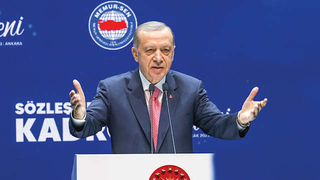 ​Cumhurbaşkanı Erdoğan, 2023 yılının ilk 6 ayında memur ve emekli maaşlarına uygulanacak zam oranının yüzde 25 olarak belirlendiğini söyledi.