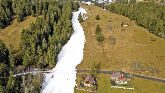 ​Avrupa’nın gözde kayak merkezlerinden Alpler’de karsız kış yaşanıyor.