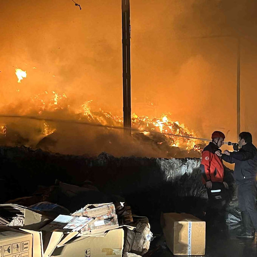 Sakarya'da geri dönüşüm fabrikasında korkutan yangın: Bir itfaiye eri yaralandı