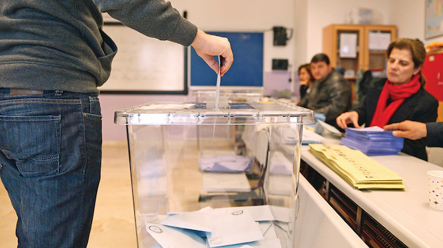 ​AK Parti, resmi tarihi 18 Haziran olan 2023 seçiminin geriye çekilmesine dair hesaplar yapıyor.