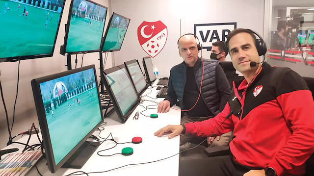 VAR hakemleri online olarak TFF'nin Riva tesislerinden bağlanarak maçın hakemiyle irtibat kuruyor.