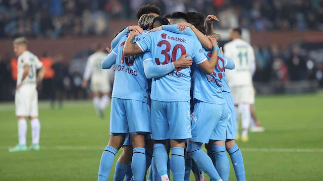 Trabzonsporlu futbolcuların gol sevinci.