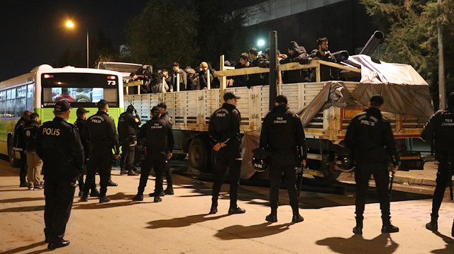 Polis ekipleri, 06 DK 4226 plakalı tırın içerisinde çok sayıda düzensiz göçmen olduğu ihbarını aldı.