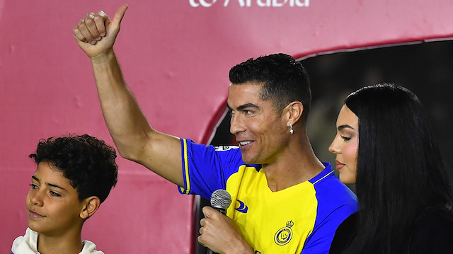 Ronaldo için imza töreni düzenlendi. 