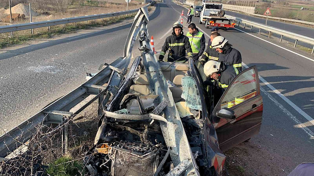 Kaza sonrası itfaiye ekiplerinin yaptığı çalışma ile bariyerlerden çıkartılan aracın ardından trafik normale döndü.