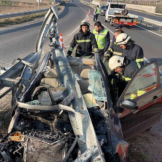 Otomobil bariyerlere ok gibi saplandı: Sürücü araçtan sağ salim çıktı