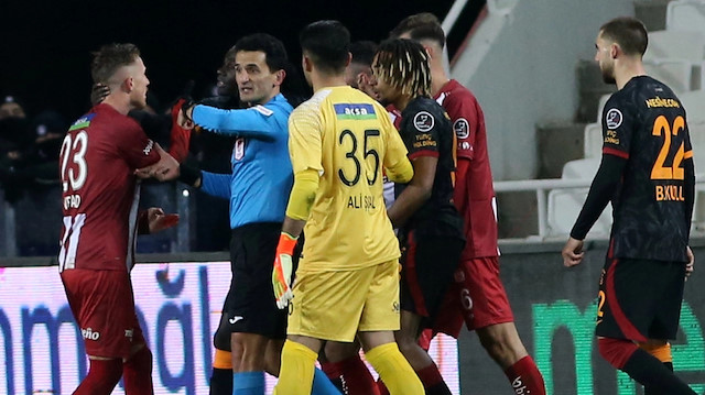 Erkan Özdamar'ın Sivasspor'un golünü iptal etmesi büyük tartışma çıkarmıştı. 