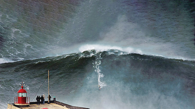 ​​Portekiz’in dalgalarıyla ünlü Kuzey Plajı’nda sörf yapan Brezilyalı efsane sörfçü Marcio Freire hayatını kaybetti.