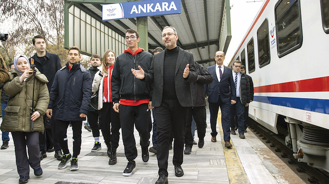 ​Gençlik ve Spor Bakanı Mehmet Muharrem Kasapoğlu, gençler, sanatçılar ve milli sporcularla beraber Doğu Ekspresi’yle Sarıkamış Şehitleri’ni Anma Programı için Kars’a gitti.