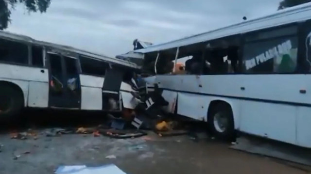 İki otobüsün çarpışması sonucu 38 kişi yaşamını yitirdi
