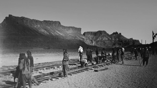 Demiryolunun inşası sırasında, Arap işçi ve ustalar çalışırken...
