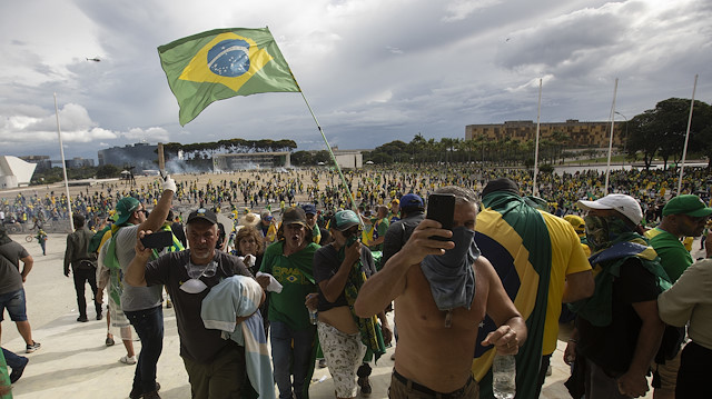 Brezilya'da, göstericilerin bastığı Kongre ve Devlet Başkanlığında kontrol sağlandı