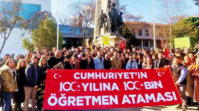 Öğretmenler, İstanbul Valiliği’nden aldıkları izinle Beşiktaş'ta buluştu.
