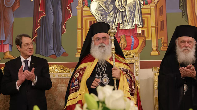 Güney Kıbrıs Cumhurbaşkanı Nikos Anastasiades (solda) -  Başpiskopos Georgios (ortada)