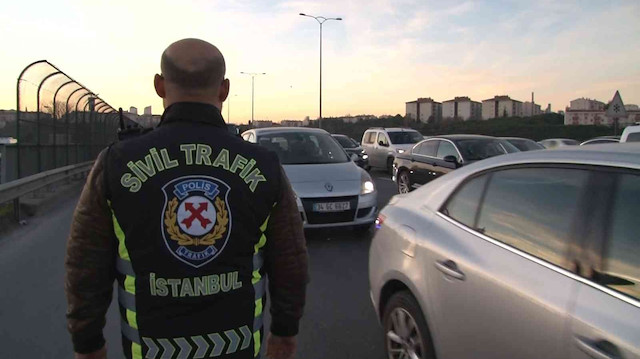 Denetimde, araçlar teker teker durdurularak belgeleri incelendi. Polis ekipleri kurallara uymadığı tespit edilen araçları durdurarak sürücülere cezai işlem uyguladı.

