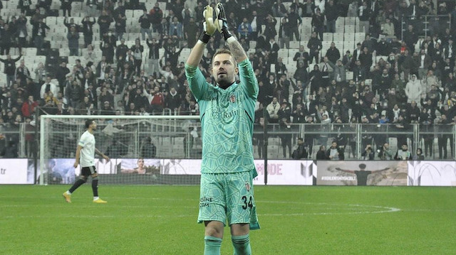 Mert Günok taraftarın desteğine alkışla karşılık verdi.