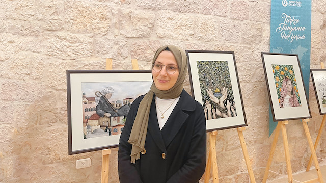 ​​5 yıldır işgal altındaki Doğu Kudüs’te yaşayan Türk ressam Özlem Aka, günlük yaşamına tanıklık ettiği Kudüs’ün tarihi, kimliği ve mimarisine yaptığı resim ve hat tablolarıyla ışık tutuyor. 