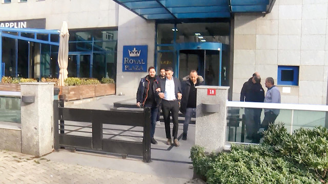 ​İstanbul’da Asayiş Şube Müdürlüğü Dolandırıcılık ekipleri devre mülk sahiplerini ve müşterilerini çağrı merkezi kurup dolandırdığı öne sürülen şüphelilere yönelik eş zamanlı operasyon yaptı. 