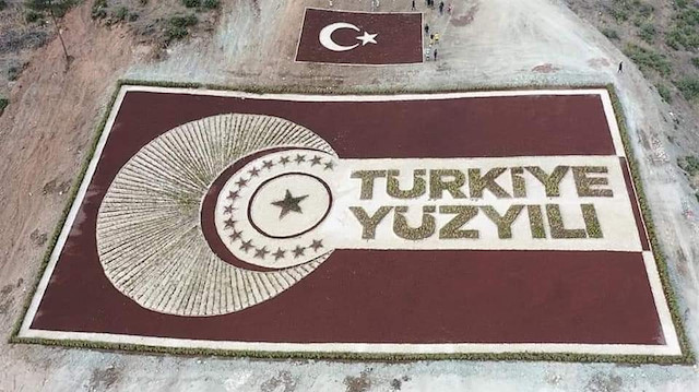 "Türkiye Yüzyılı" logosu 25 kişilik bir ekibin çalışmasıyla 15 günde tamamlandı. 