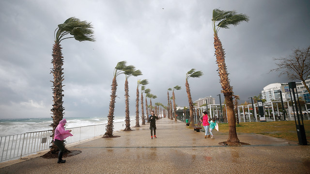 ​Antalya’da kuvvetli yağış ve hızı 60 kilometreyi geçen fırtına hayatı olumsuz etkiledi.