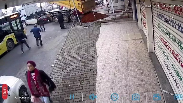 Dükkanın önüne toprağın dökülme anı kameralara yansıdı.