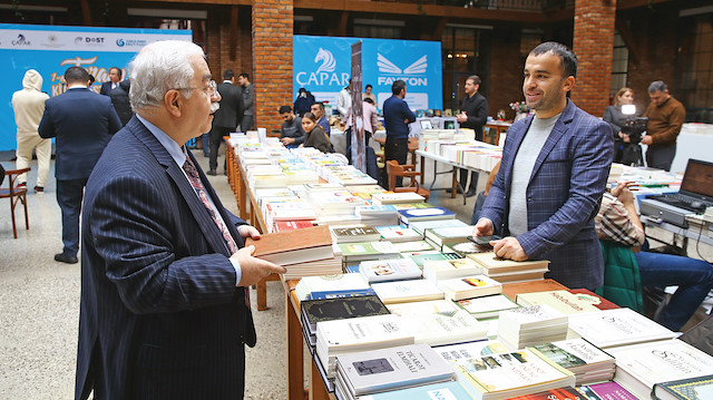 ​​Azerbaycan’ın başkenti Bakü’de bu yıl ilk kez düzenlenen Turan Kitap Festivali, şehrin tarihi yapılarından Pasaj-1901 fuar alanında kitapseverlerle buluştu.