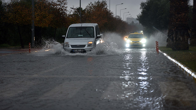 Antalya'da metrekareye 145 kilo yağmur, hızı 122 kilometreye ulaşan fırtına etkili oldu. 