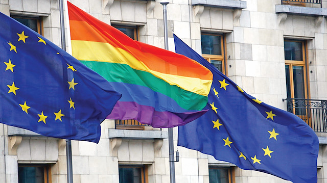 ​AB’nin LGBT’nin önünü açan yasal düzenlemeyi yapmadığı gerekçesiyle Polonya’ya sağladığı fonları kesmesi ülkede siyasi krize yol açtı.