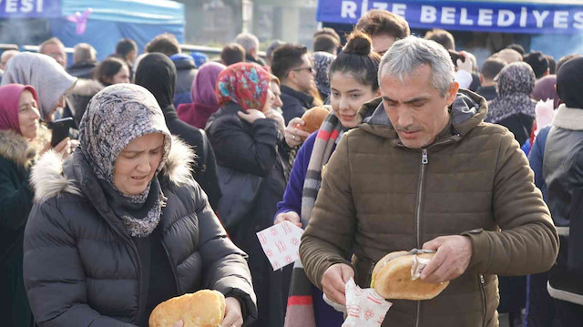 Düzenlenen festivalde 2,5 ton hamsi mangallar ile kızartılarak ekmeklerin içerisinde vatandaşlara dağıtıldı.