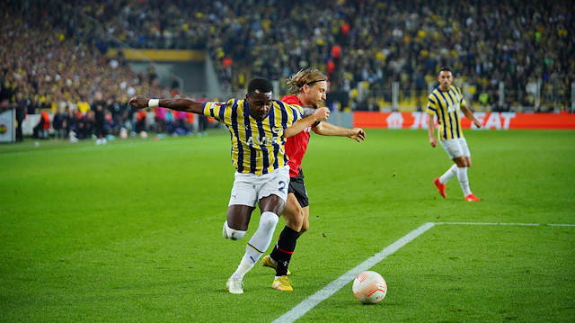 Fenerbahçe maç eksiği ile lider Galatasaray'ın 7 puan gerisinde bulunuyor.