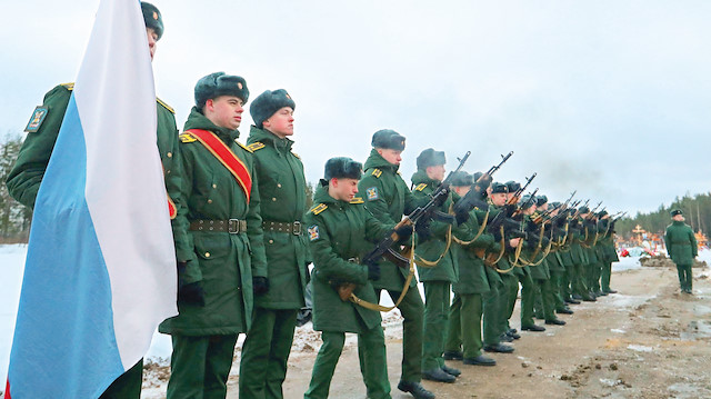 Rus askerleri.