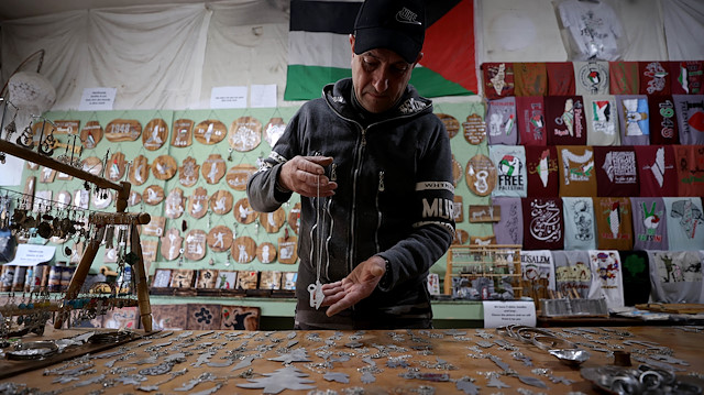 فلسطيني يحول مخلفات أسلحة إسرائيلية إلى حلي وتحف