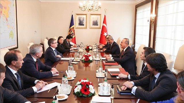 تشاووش أوغلو يبحث مع رئيس برلمان مولدوفا العلاقات الثنائية