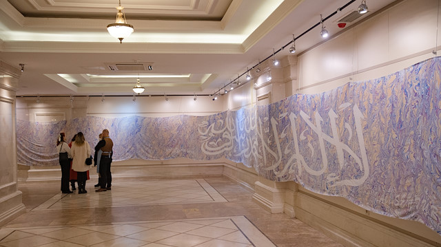 فنان تركي يدخل موسوعة غينيس برسم أكبر لوحة إبرو