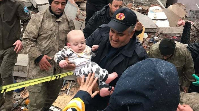 Depremden 9 saat sonra enkaz altından bir bebek kurtarıldı