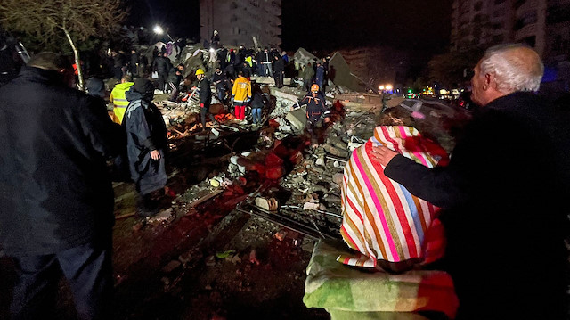 7.4'lük deprem 10 ili vurdu: 284 can kaybı