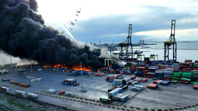 MSB, İskenderun Limanı'ndaki yangına havadan müdahale etti