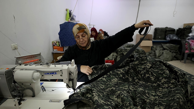 Filistin'de bir fabrika depremzedeler için uyku tulumu üretiyor
