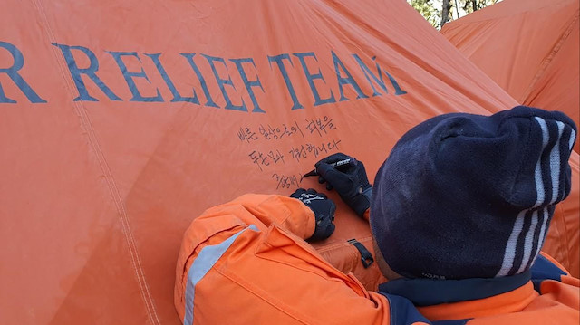 Güney Kore arama kurtarma ekibi konakladıkları çadırlara Türkiye'yle dayanışma mesajları yazdı