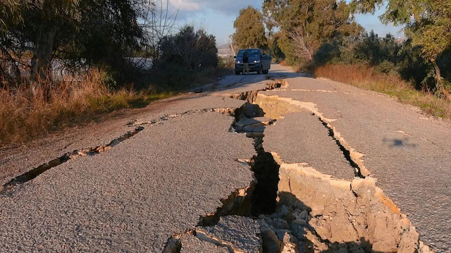 Depremde yarıkların oluştuğu üç kilometrelik yol çöktü