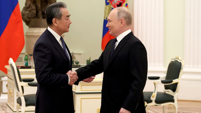 Çin'in en kıdemli diplomatı Vang Yi, Rusya Devlet Başkanı Putin'le görüştü